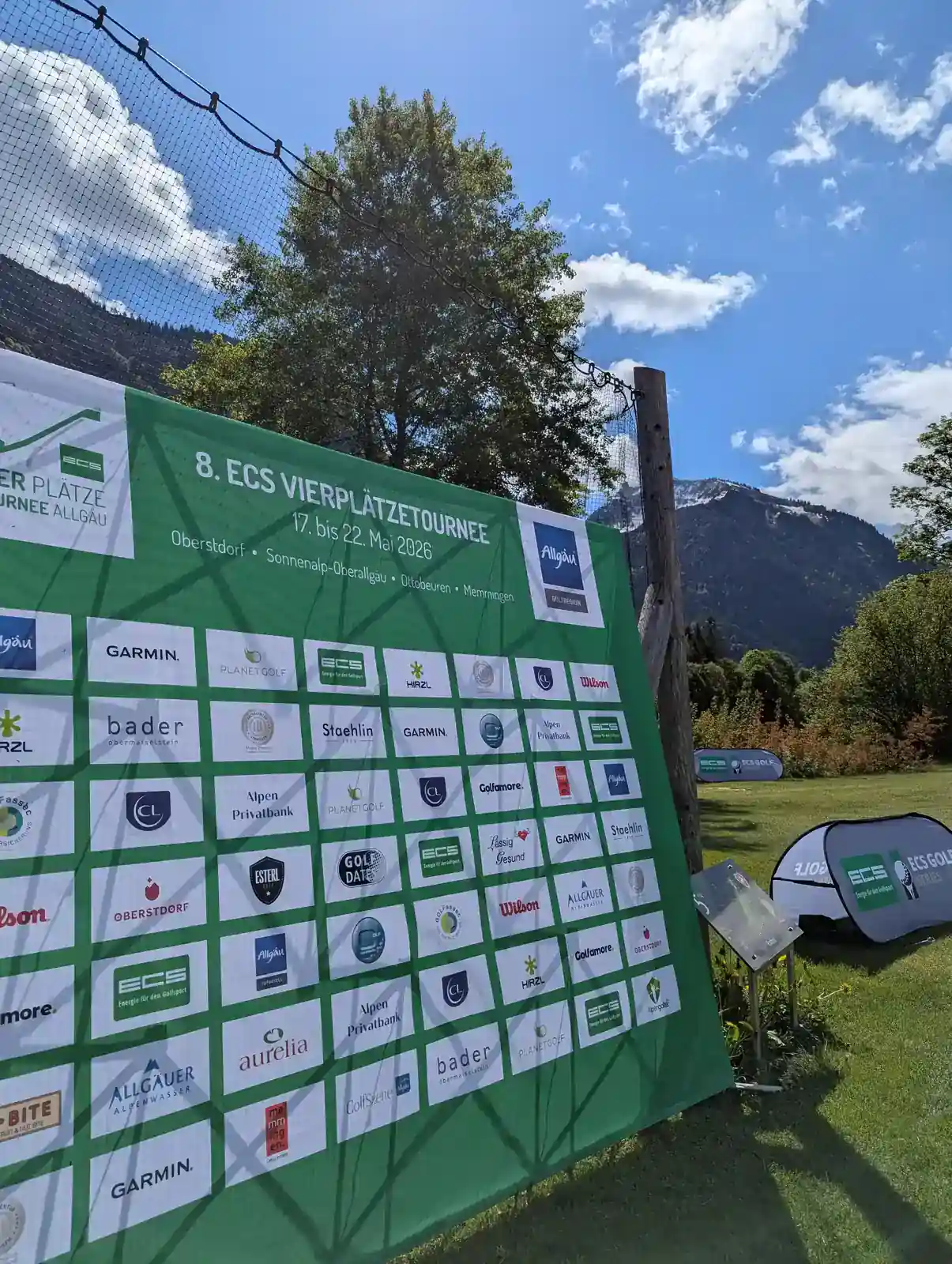 Sponsorenwand bei einem Charity-Golfturnier mit sichtbaren Partnerlogos